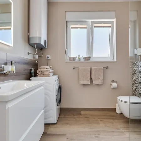 Spacious Two Bedroom With Roof Terrace, Borik Zara