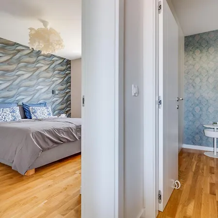 Appartamento Spacious Two Bedroom With Roof Terrace, Borik Zara