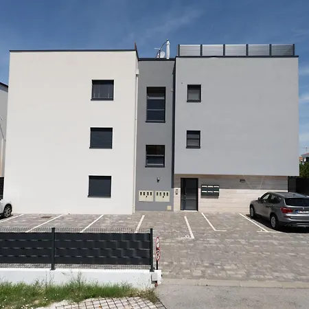 Spacious Two Bedroom With Roof Terrace, Borik Zara