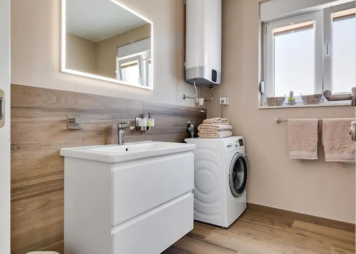 Spacious Two Bedroom With Roof Terrace, Borik Zadar