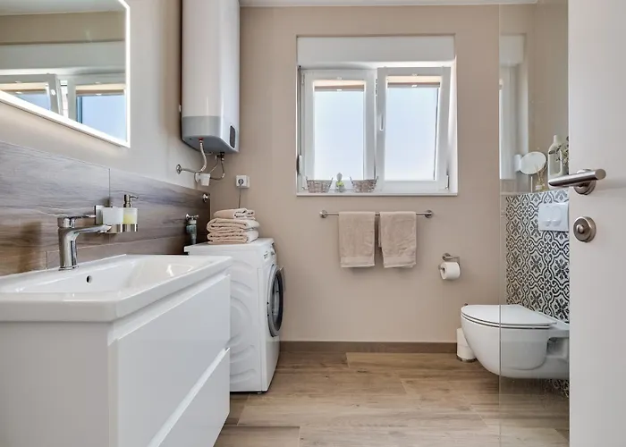Spacious Two Bedroom With Roof Terrace, Borik Zadar