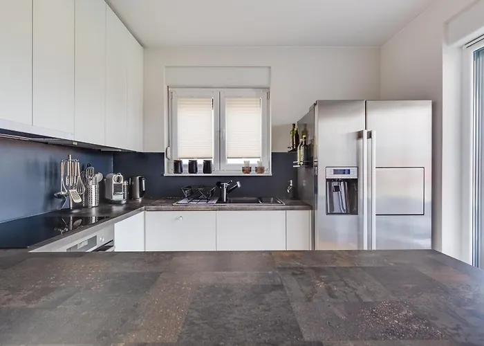 Spacious Two Bedroom With Roof Terrace, Borik * Zadar