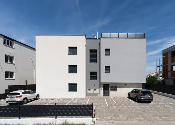 Apartment Spacious Two Bedroom With Roof Terrace, Borik