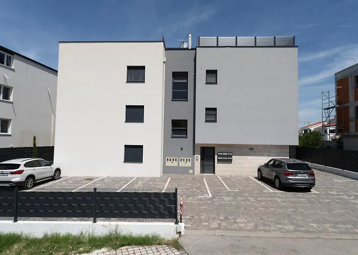 Spacious Two Bedroom With Roof Terrace, Borik Zadar