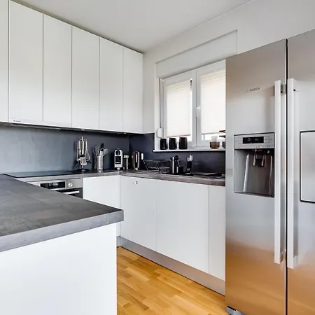 アパート Spacious Two Bedroom With Roof Terrace, Borik ザダル