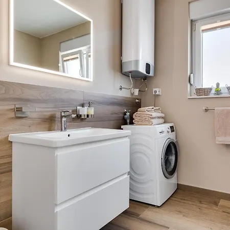 Spacious Two Bedroom With Roof Terrace, Borik ザダル