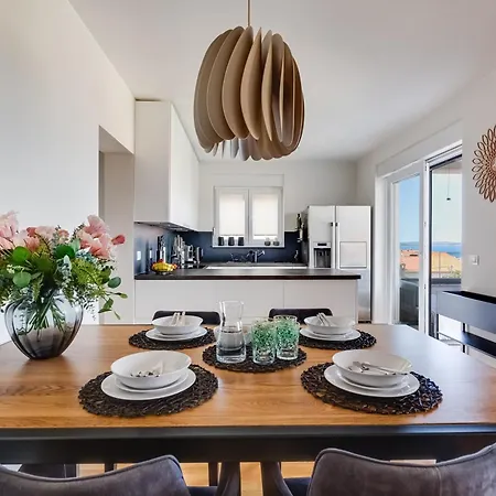 Spacious Two Bedroom With Roof Terrace, Borik * Zadar