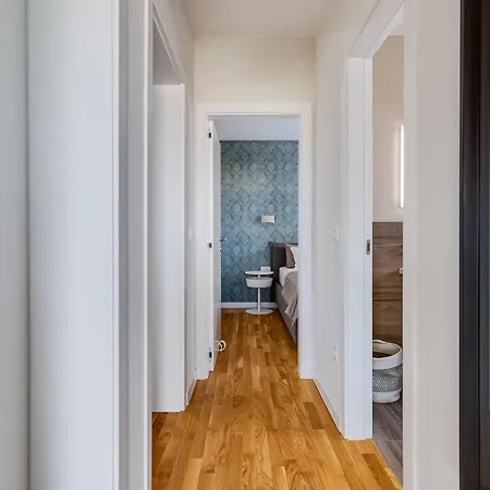 アパート Spacious Two Bedroom With Roof Terrace, Borik ザダル