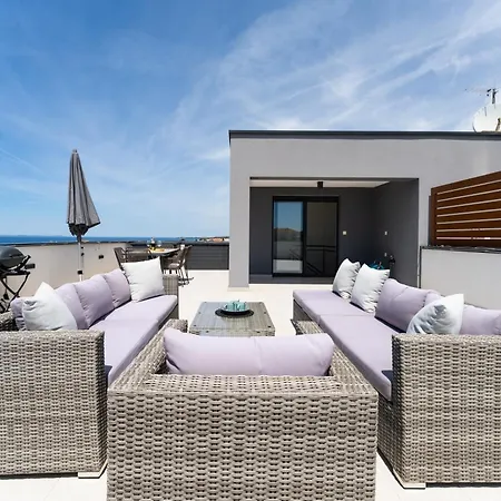 Spacious Two Bedroom With Roof Terrace, Borik 아파트