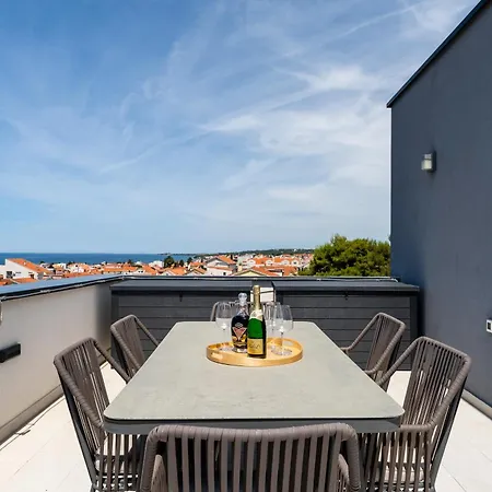 アパート Spacious Two Bedroom With Roof Terrace, Borik ザダル