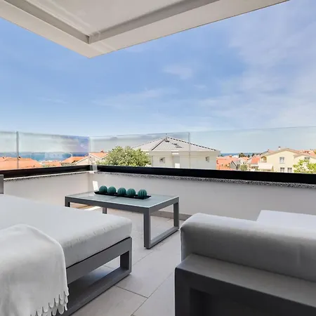 Spacious Two Bedroom With Roof Terrace, Borik アパート ザダル