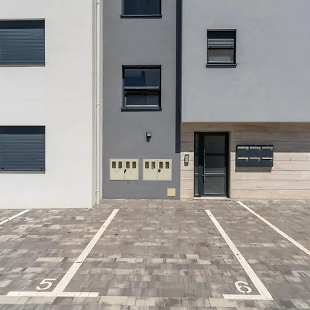 Spacious Two Bedroom With Roof Terrace, Borik * Zadar