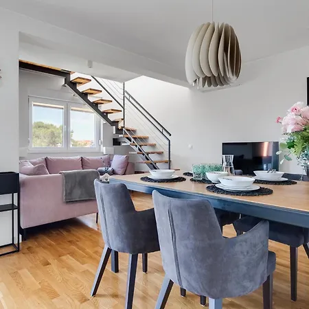 アパート Spacious Two Bedroom With Roof Terrace, Borik ザダル