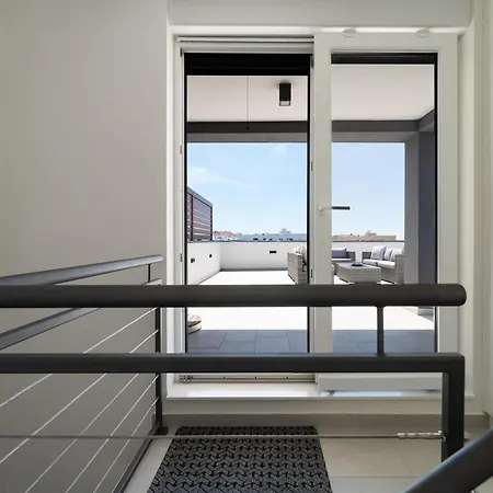 アパート Spacious Two Bedroom With Roof Terrace, Borik ザダル