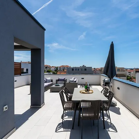 Spacious Two Bedroom With Roof Terrace, Borik Zadar