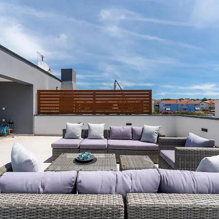 Spacious Two Bedroom With Roof Terrace, Borik アパート *