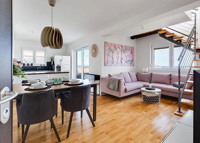 Spacious Two Bedroom With Roof Terrace, Borik Zadar